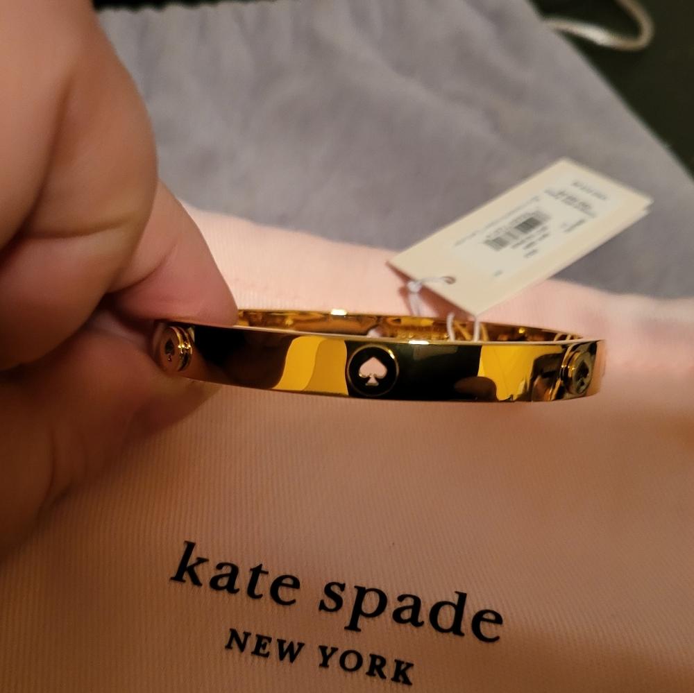 Beautiful Kate Spade Spade Hinged Bangle - Picture 3 of 5